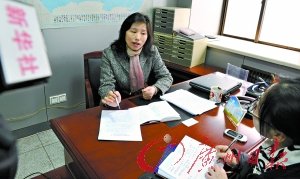 有關部門的負責人正在接受記者的采訪