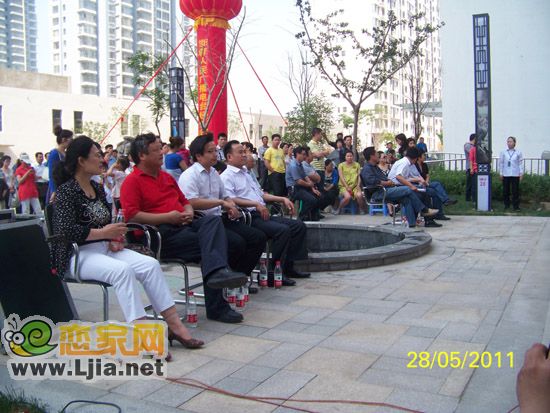 到場(chǎng)領(lǐng)導(dǎo)前排就坐