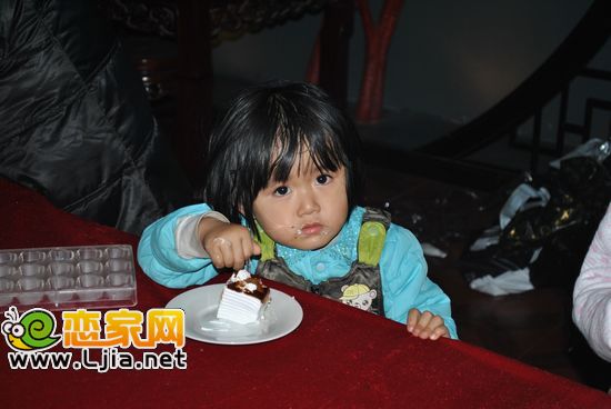 盡情享受美味的孩子