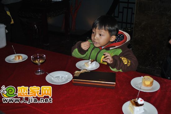 盡情享受美味的孩子