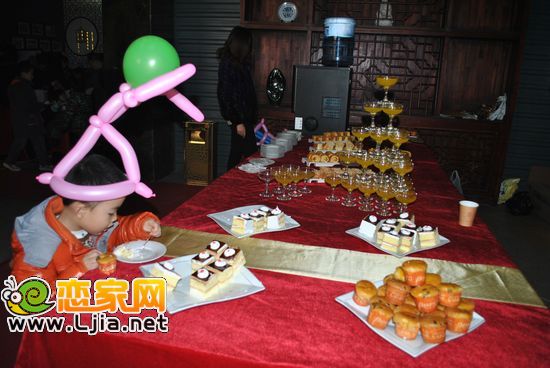 盡情享受美味的孩子