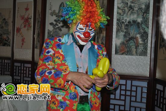 小丑叔叔為孩子編織禮物