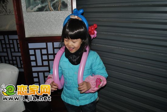 收到禮物興奮不已