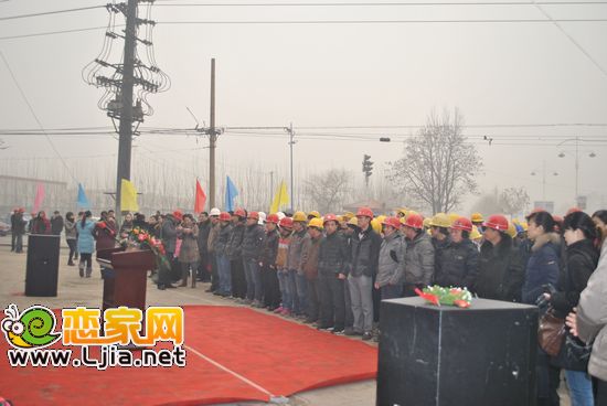參加封頂儀式的施工單位代表