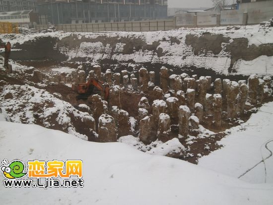 保利大廈目前正在打樁