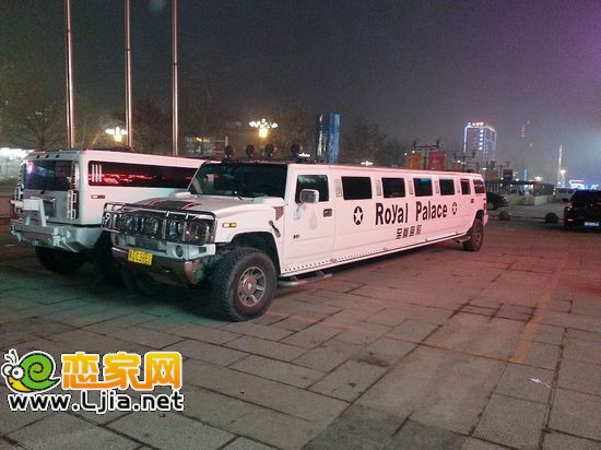 時刻等待出發(fā)的悍馬車