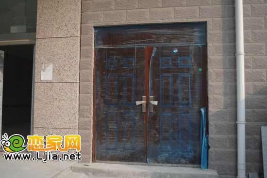 小區(qū)安裝好的門(mén)