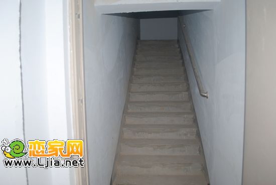 小區(qū)樓梯口實(shí)景