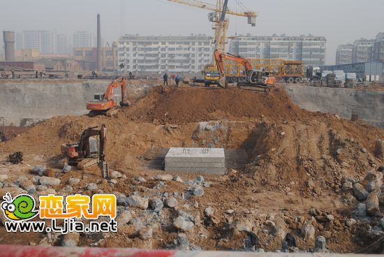 保利大廈寫字樓正在做基礎(chǔ)建設(shè)