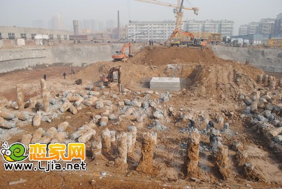 保利大廈寫字樓正在做基礎(chǔ)建設(shè)
