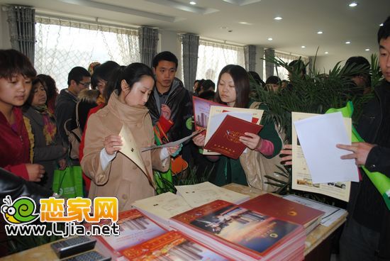 網(wǎng)友認(rèn)真閱讀單頁