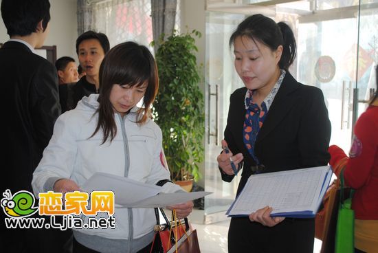 網(wǎng)友向置業(yè)顧問咨詢項(xiàng)目詳細(xì)情況