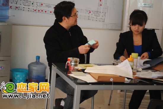 金世紀八佰匯商業(yè)廣場置業(yè)顧問為客戶辦手續(xù)發(fā)卡