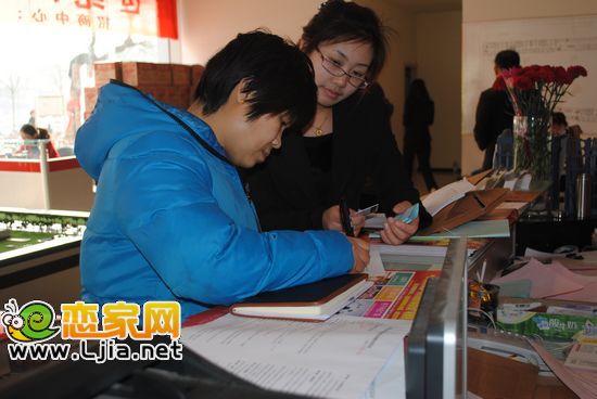 金世紀八佰匯商業(yè)廣場置業(yè)顧問為客戶辦手續(xù)發(fā)卡