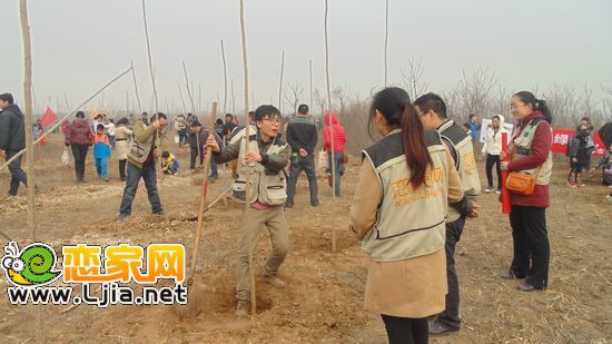 植樹現(xiàn)場(chǎng)