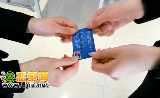 金世紀(jì)八佰匯商業(yè)廣場聚焦3·15為顧客辦打資金占用回報銀行卡