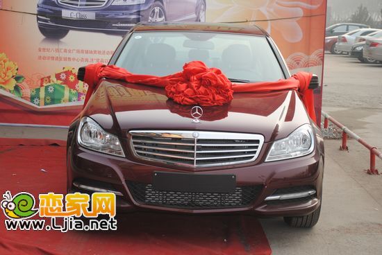 金世紀(jì)八佰匯商業(yè)廣場準(zhǔn)備送出的奔馳