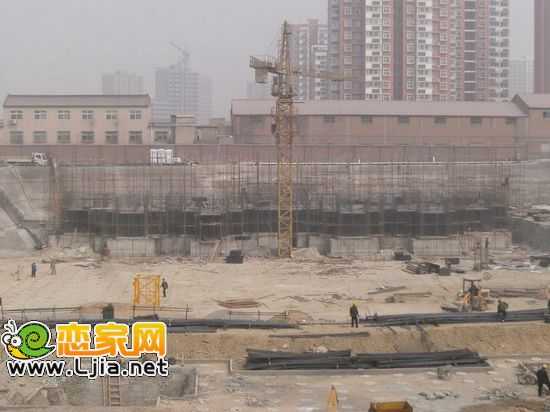 金色漫城2#樓正在做地下