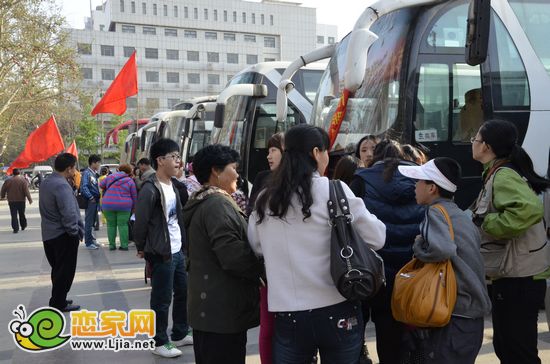 網(wǎng)友相聚工人劇院
