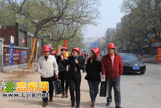 置業(yè)顧問帶顧客觀摩項目現(xiàn)場