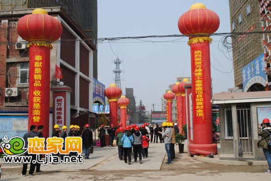 置業(yè)顧問帶顧客觀摩項目現(xiàn)場