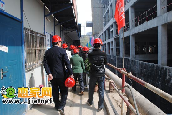 置業(yè)顧問帶顧客觀摩項目現(xiàn)場