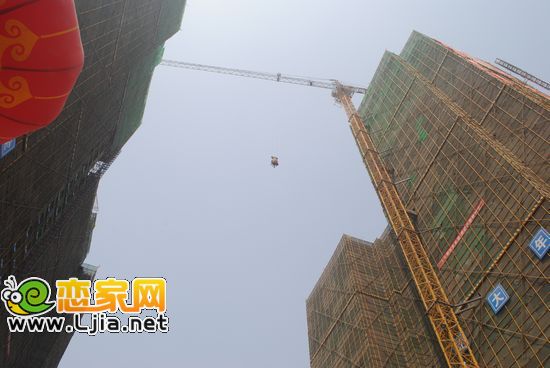 最后一方混凝土被送入樓頂