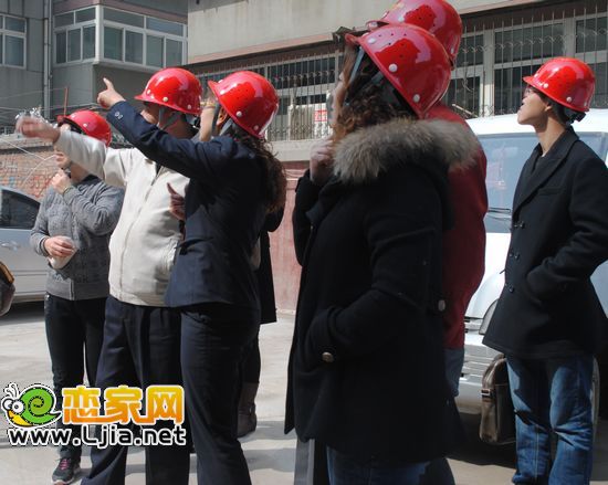 置業(yè)顧問為顧客講解項目