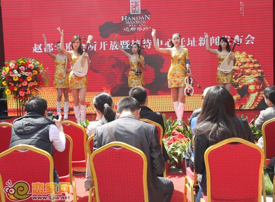 活動(dòng)現(xiàn)場(chǎng)節(jié)目表演