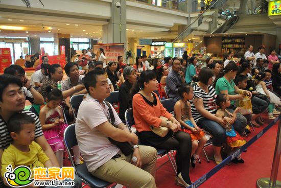 比賽現(xiàn)場觀眾在認(rèn)真看表演