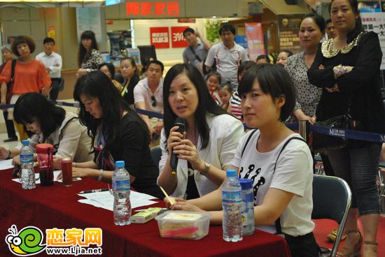 評委現(xiàn)場對參賽選手表現(xiàn)進行一一點評