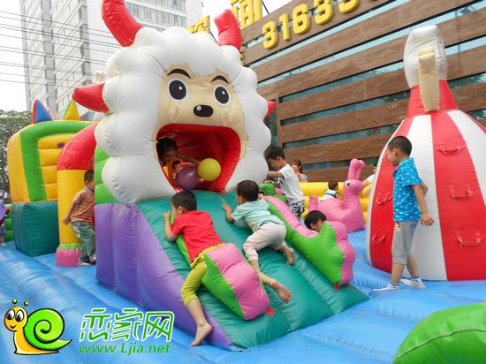 正在玩耍的孩子們