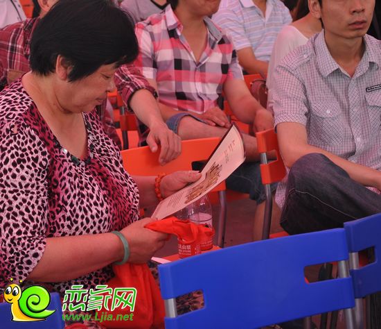 等待選房的客戶正在認真看戶型