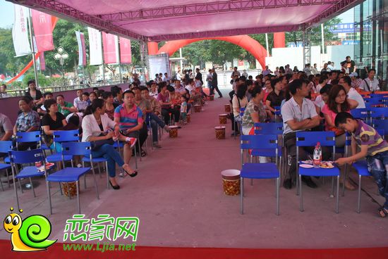 活動(dòng)現(xiàn)場等待選房的客戶