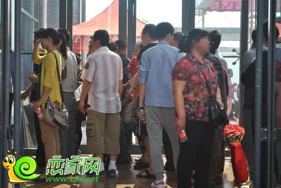 在售樓部門口等待的下一批選房者