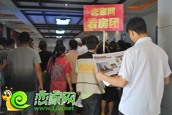 盛世鑫苑售樓部內(nèi)網(wǎng)友在認(rèn)真看單頁