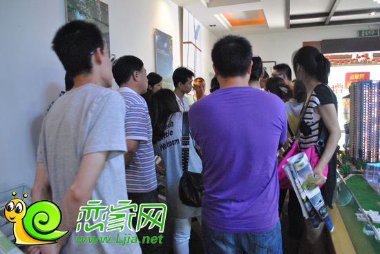 網(wǎng)友在認(rèn)真咨詢特價房源