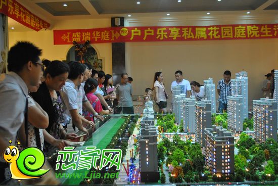 網(wǎng)友們在認(rèn)真咨詢項(xiàng)目具體情況