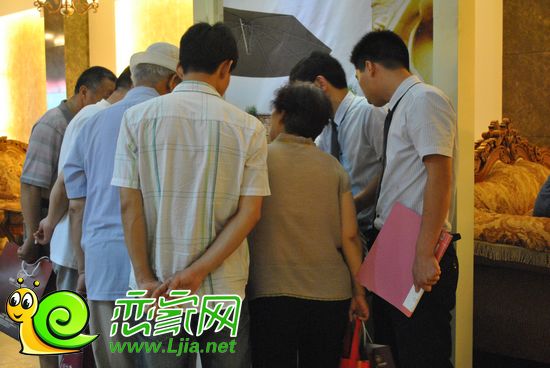 網(wǎng)友們在認(rèn)真看戶型模型