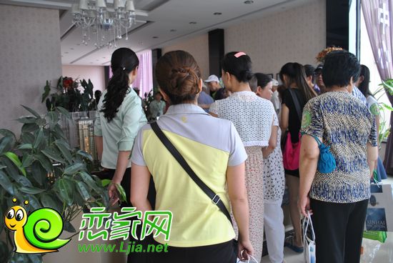 經(jīng)理介紹特價(jià)房情況
