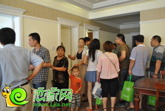網(wǎng)友在樣板間
