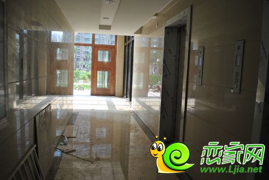 小區(qū)樓道實(shí)景