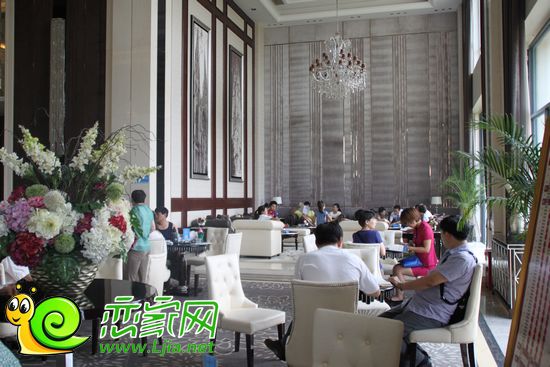 美的城售樓部內(nèi)客戶咨詢現(xiàn)場