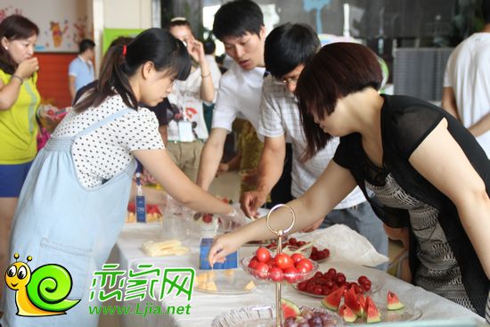 客戶在品味美味的水果