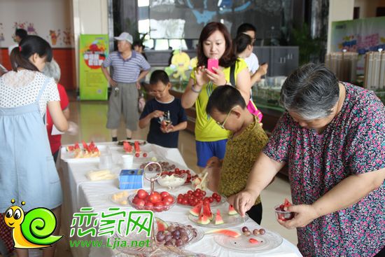 客戶在品味美味的水果