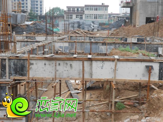 幸福馨苑2層底商在建中