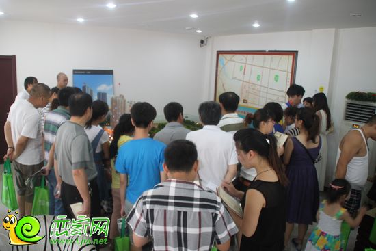 站南旺角置業(yè)顧問(wèn)講解沙盤(pán)