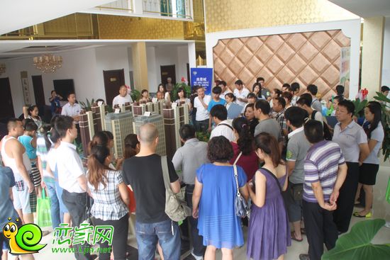 卓冠美景城置業(yè)顧問(wèn)講解沙盤(pán)