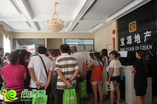 寶利大廈置業(yè)顧問(wèn)講解沙盤(pán)