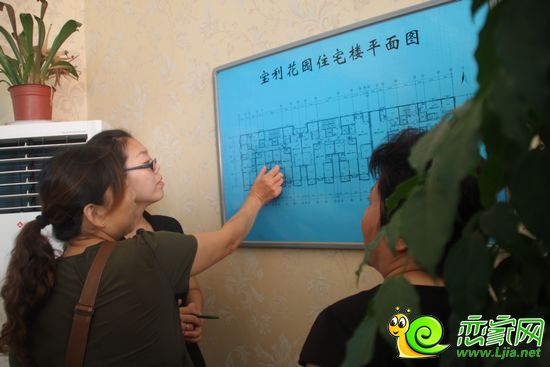 網(wǎng)友在寶利大廈認(rèn)真咨詢房源